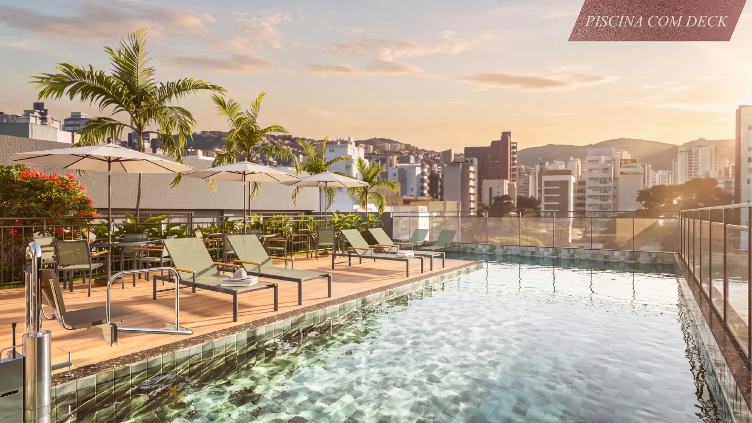 Piscina com deck e prainha do Casa Sigaud ao pôr do sol