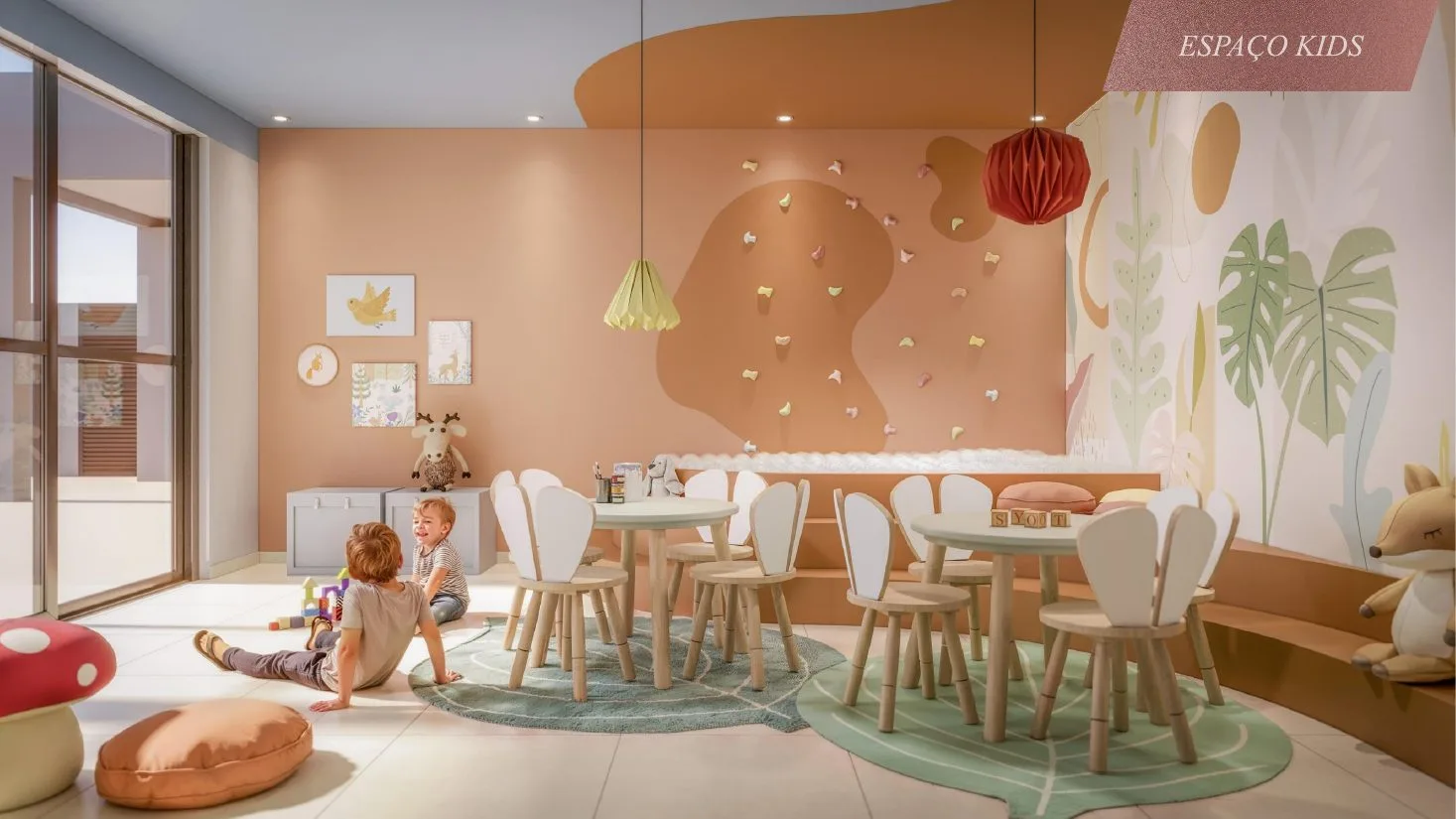 Espaço kids do Casa Sigaud, com mesinhas e parede de escalada