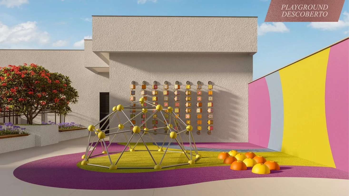 Playground descoberto do Casa Sigaud, com brinquedos coloridos