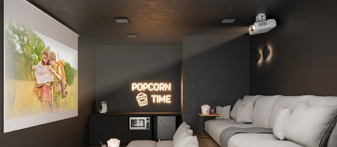 Espaço cinema do Inspire Residence, com telão e sofás